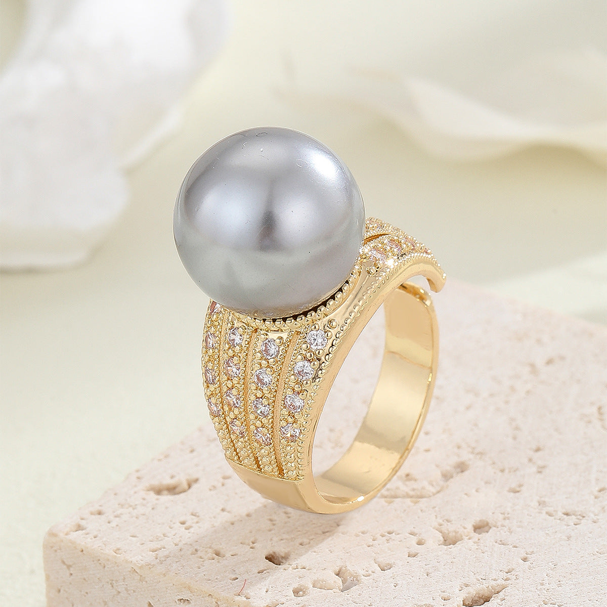 Damenring mit hochwertiger Perle und funkelnden Kristallen Shop Nory