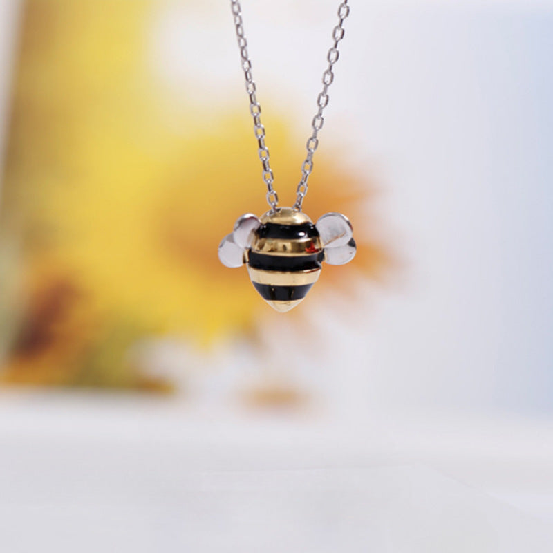 Damen Halskette mit charmantem Bienenmotiv und filigranem Anhänger Shop Nory