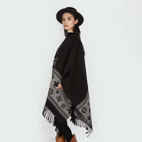 Damen Eleganter V-Ausschnitt Poncho aus feinem Wollmix mit kontrastierendem Jacquardbesatz und Fransensaum Shop Nory