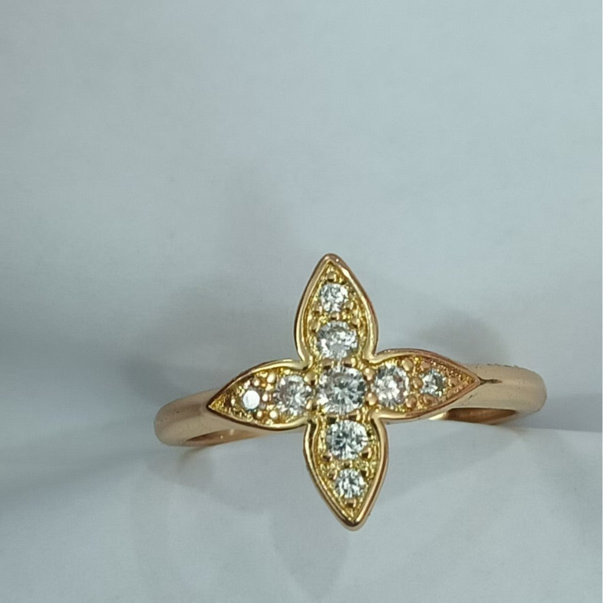 Damen eleganter Ring mit kunstvollem Design und funkelndem Kristall Shop Nory