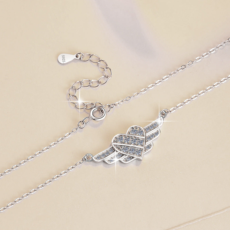 Damen Halskette mit flügelartigem Herzanhänger und funkelnden Zirkonia Shop Nory