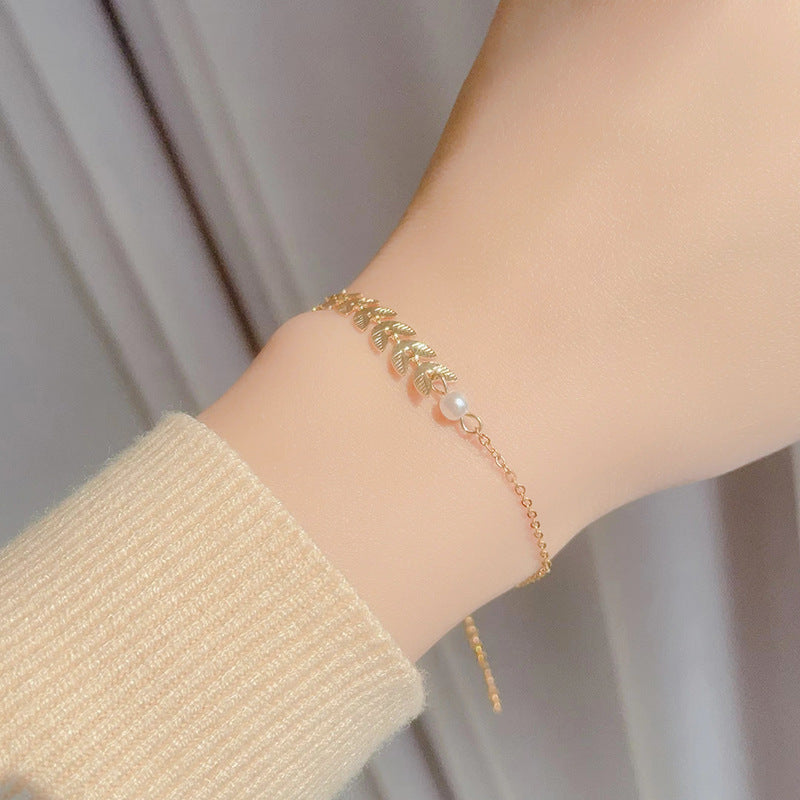 Damenarmband mit funkelndem Kristall-Anhänger und zarten Perlenakzenten Shop Nory