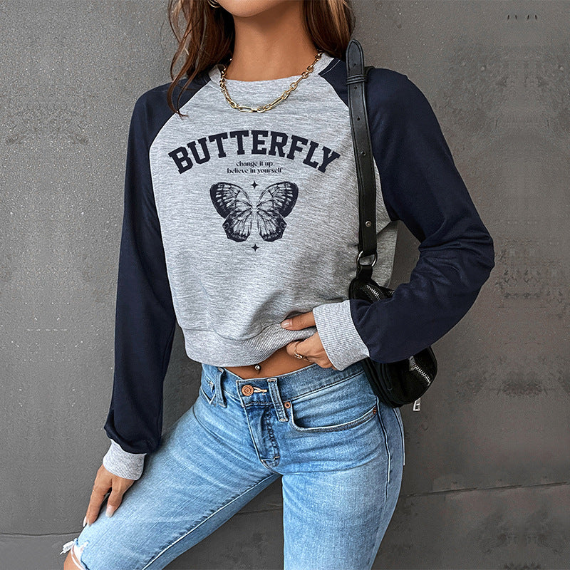 Damen Kurzes Raglan-Sweatshirt mit Schmetterlings-Print und kontrastierenden Ärmeln Shop Nory