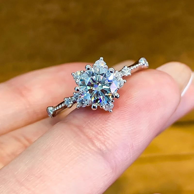 Damen Verlobungsring mit floralem Design und funkelndem Zirkonbesatz Shop Nory