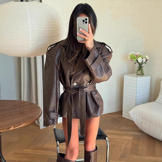 Damen Kurzjacke aus Lederimitat mit Taillengürtel und Oversize‑Schulterpartie Shop Nory