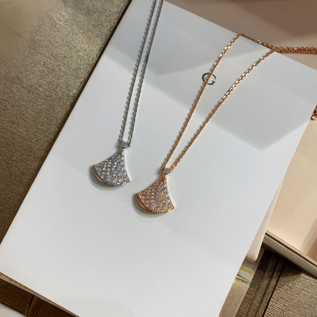 Damen Halskette mit eleganten Fächeranhänger und funkelnden Kristallelementen Shop Nory