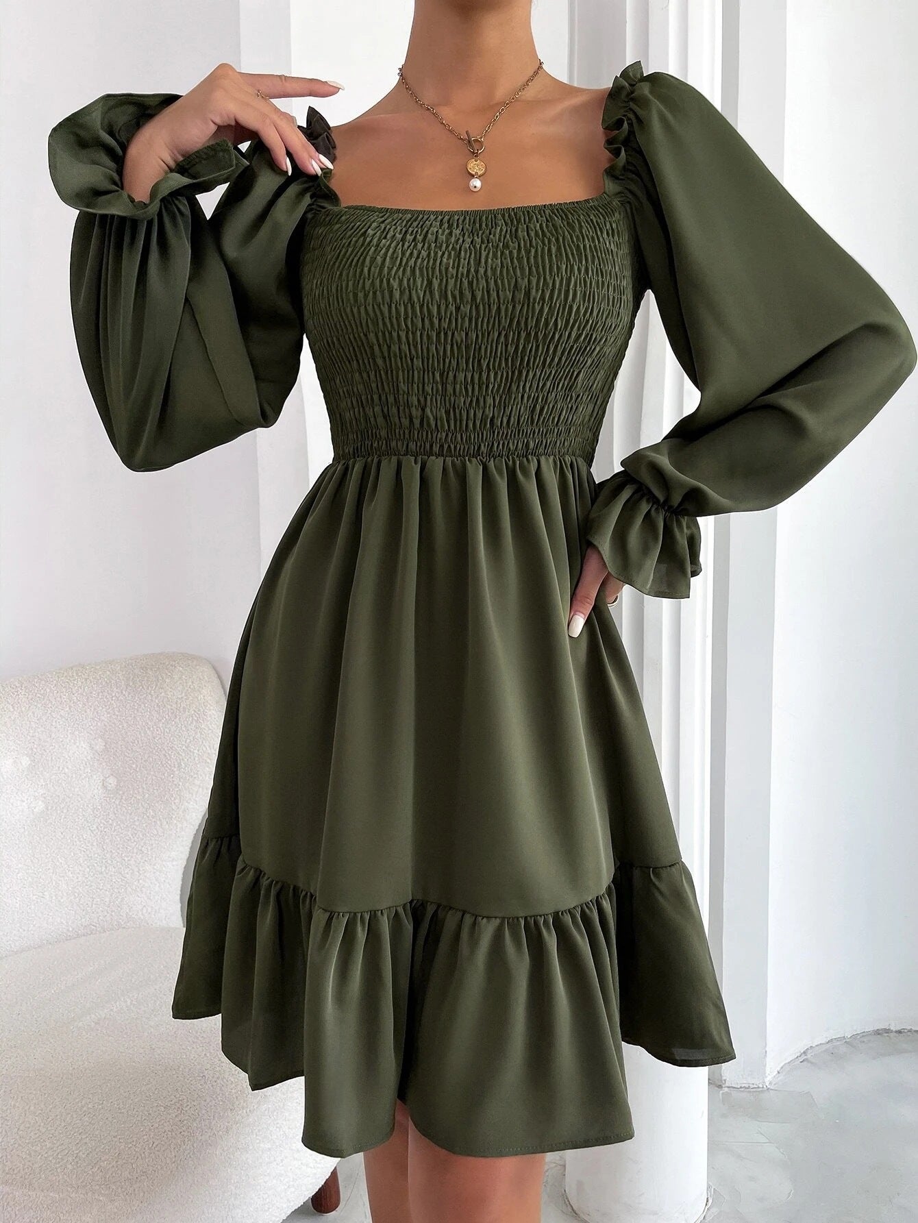 Damen Luftiges Minikleid mit Puffärmeln und Rüschendetails Shopnory