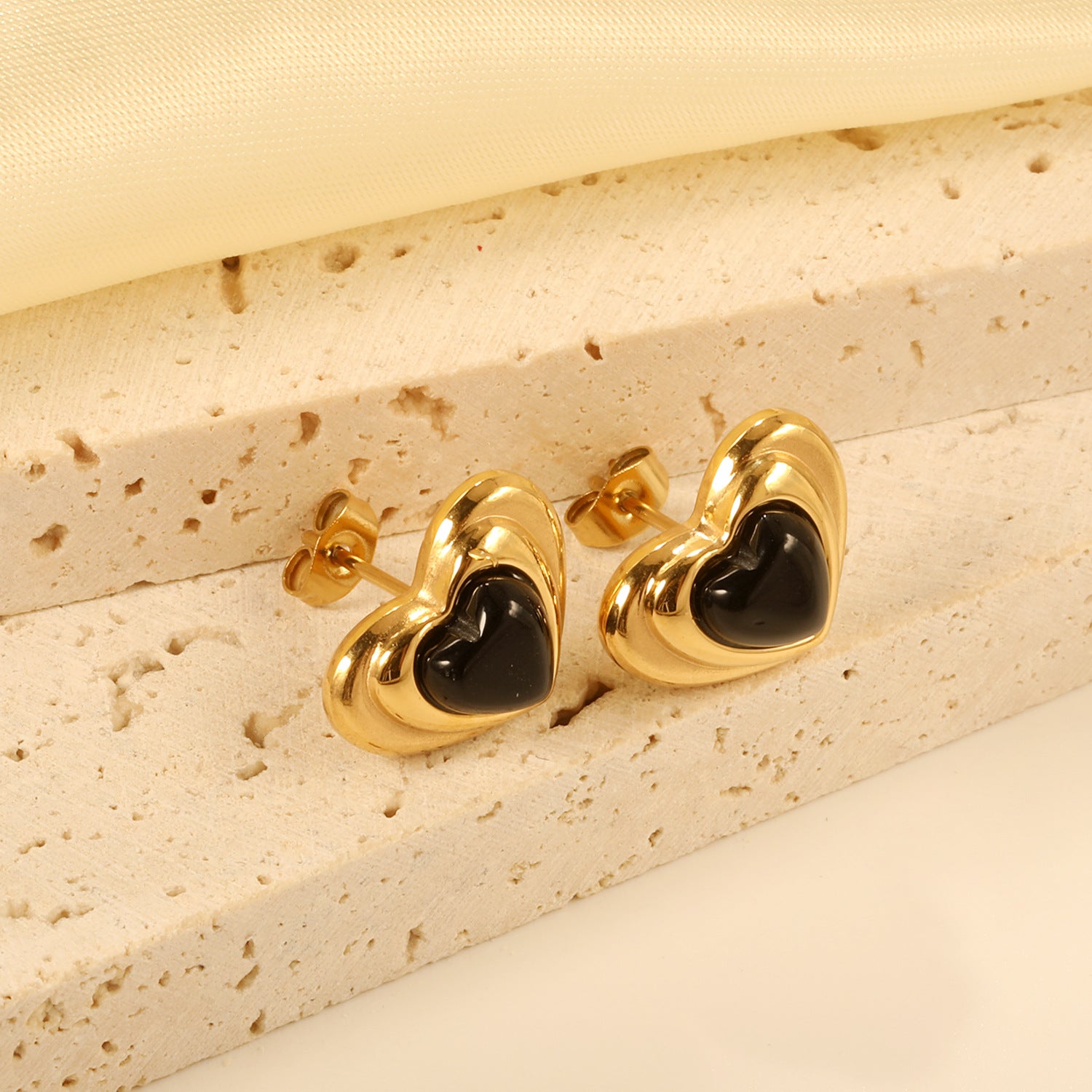 Damen Ohrstecker im eleganten Herzdesign mit hochwertiger Goldoptik Shop Nory
