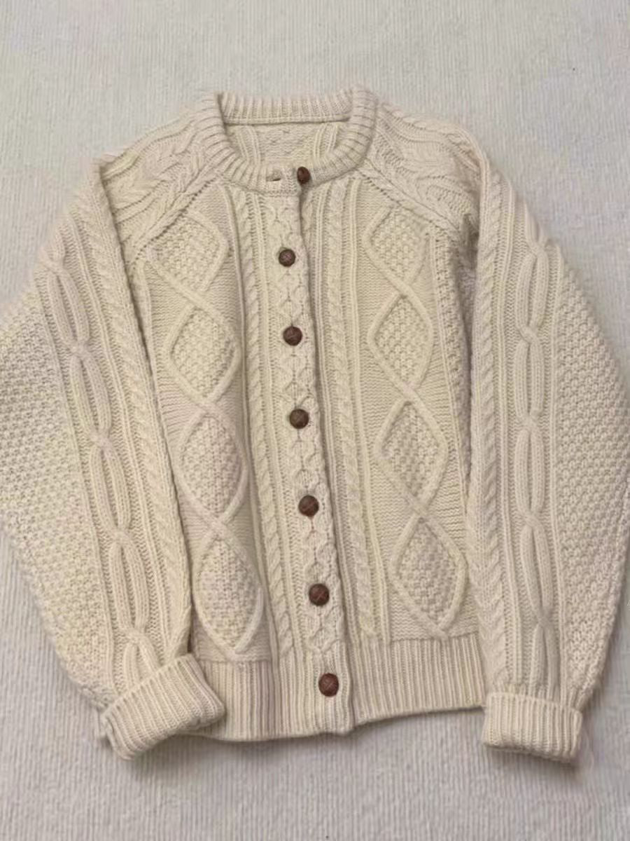 Damen Strick-Cardigan im Aran‑Stil mit Zopf‑ und Perlmuster sowie Holzknopfleiste Shop Nory