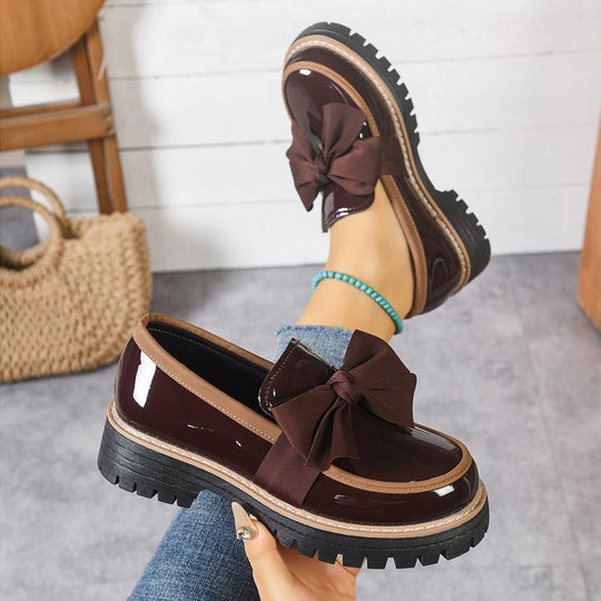 Damen Plateau-Loafer aus Lacklederoptik mit profilierter Gummisohle und Zierschleife Shop Nory