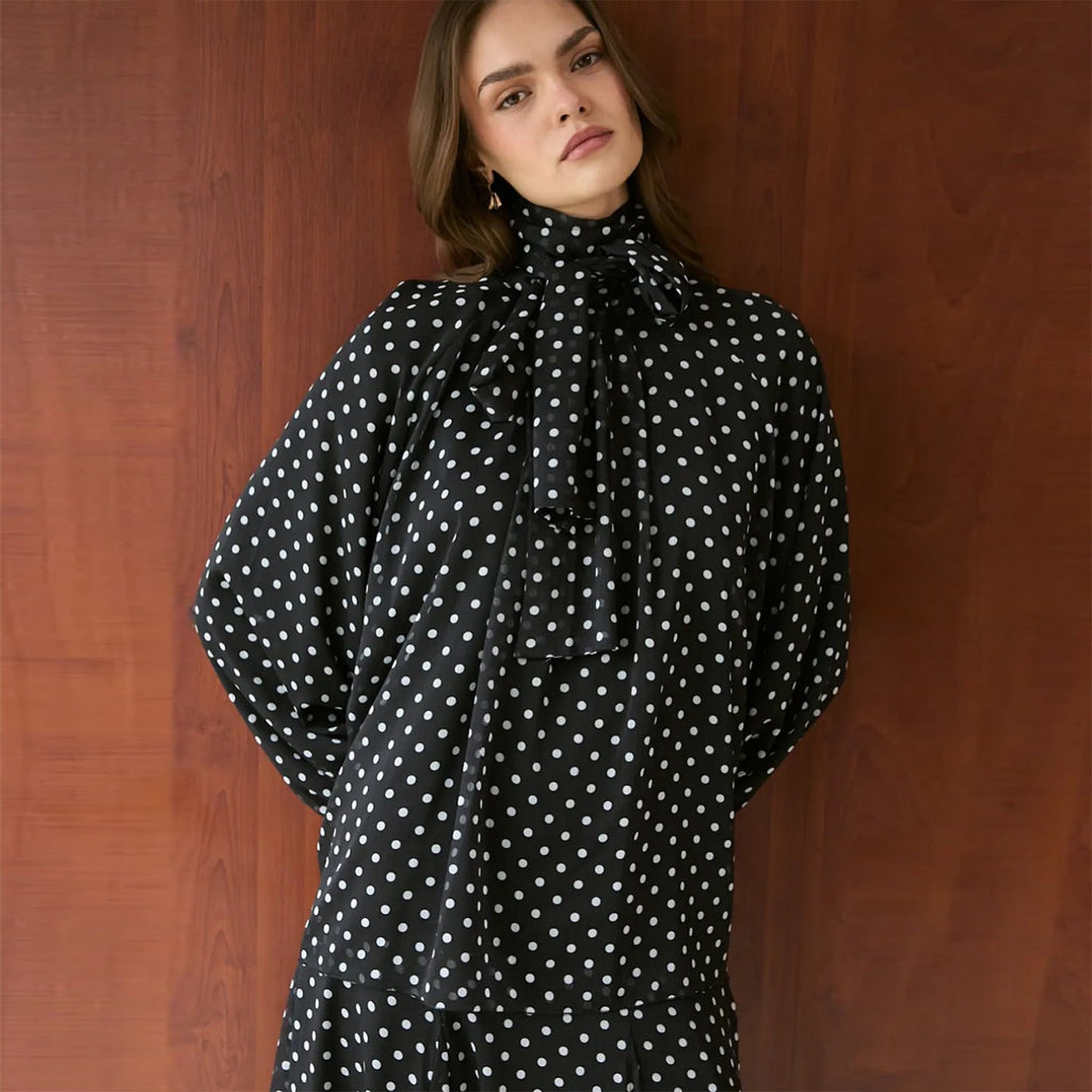 Damen Kleid mit elegantem Stehkragen und verspieltem Punkte-Design