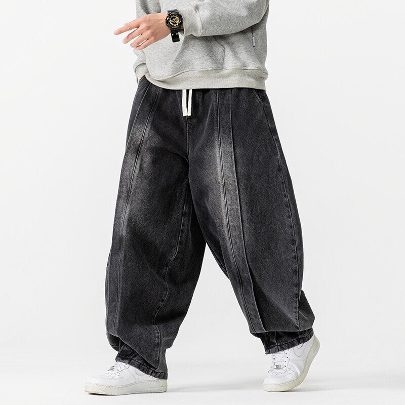 Herren Extraweite Jeanshose im Balloon‑Schnitt mit Tunnelzugbund und Längssteppungen Shop Nory