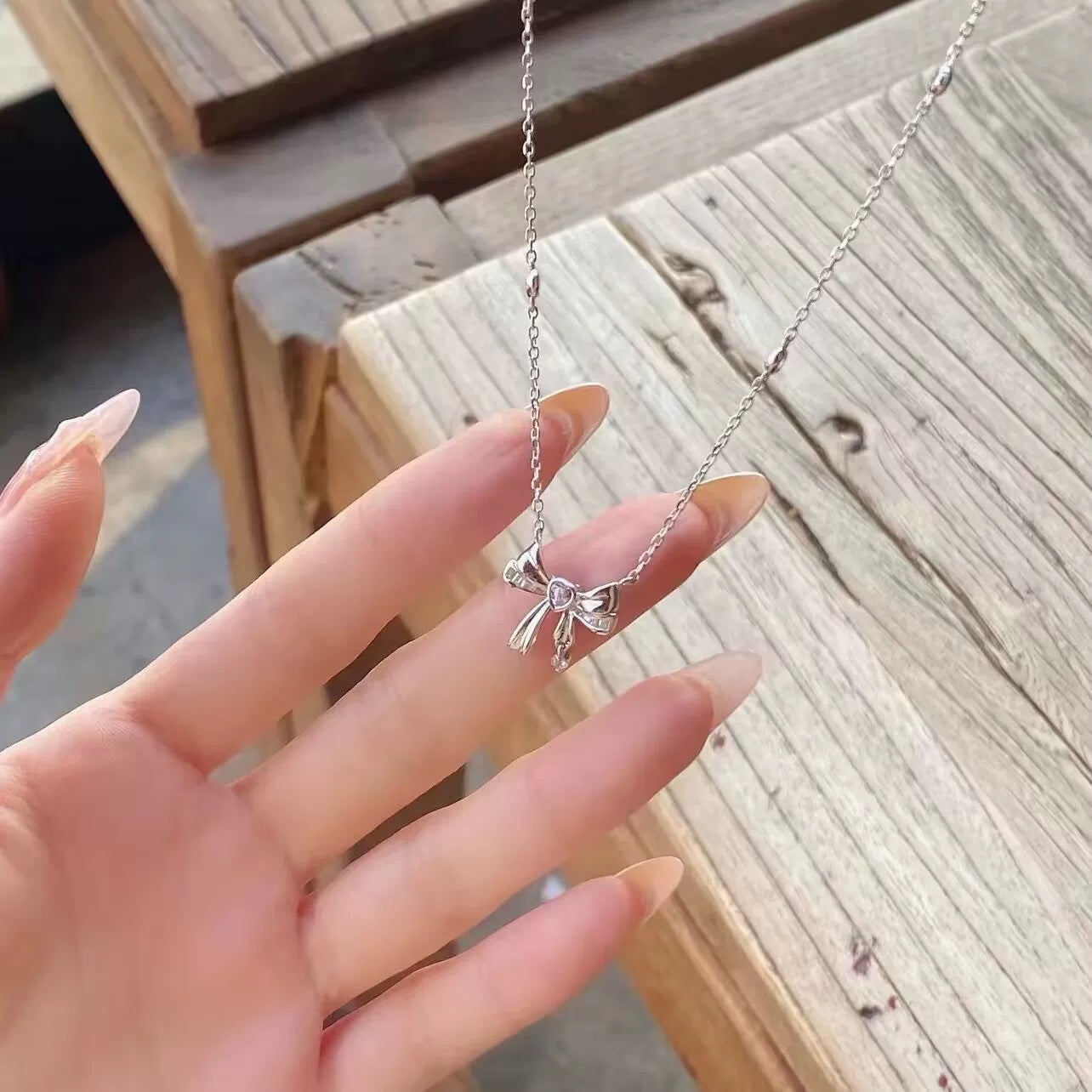 Damen Kette mit filigranem Schmetterlingsanhänger und funkelnden Akzenten Shop Nory
