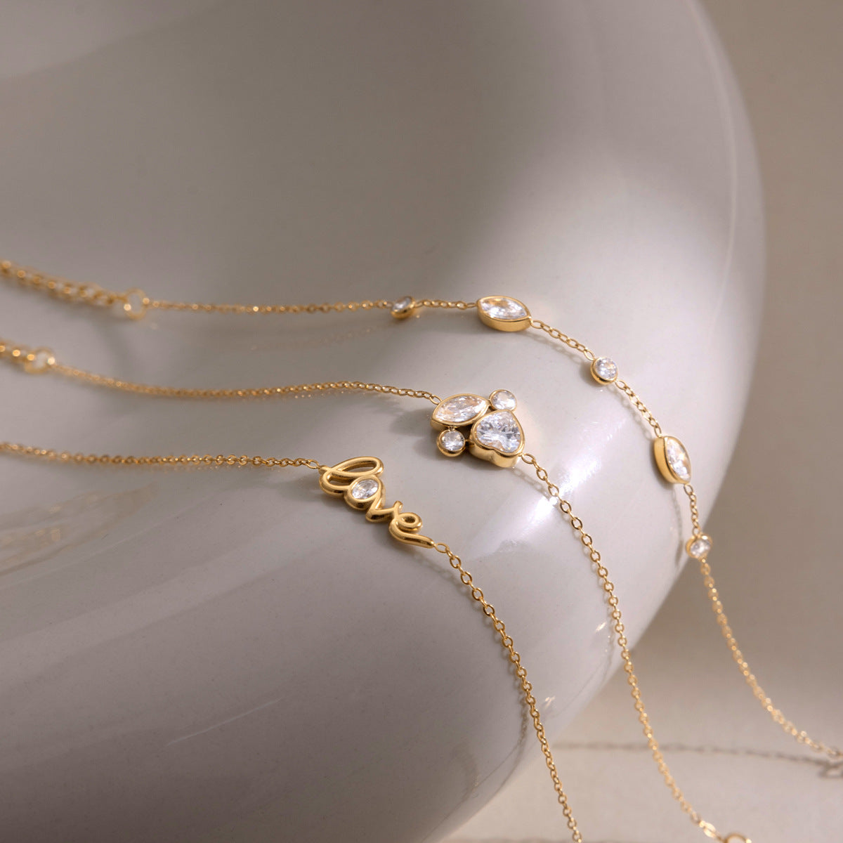 Damen Armband mit eleganter "Love"-Prägung aus hypoallergenem Edelstahl Shop Nory