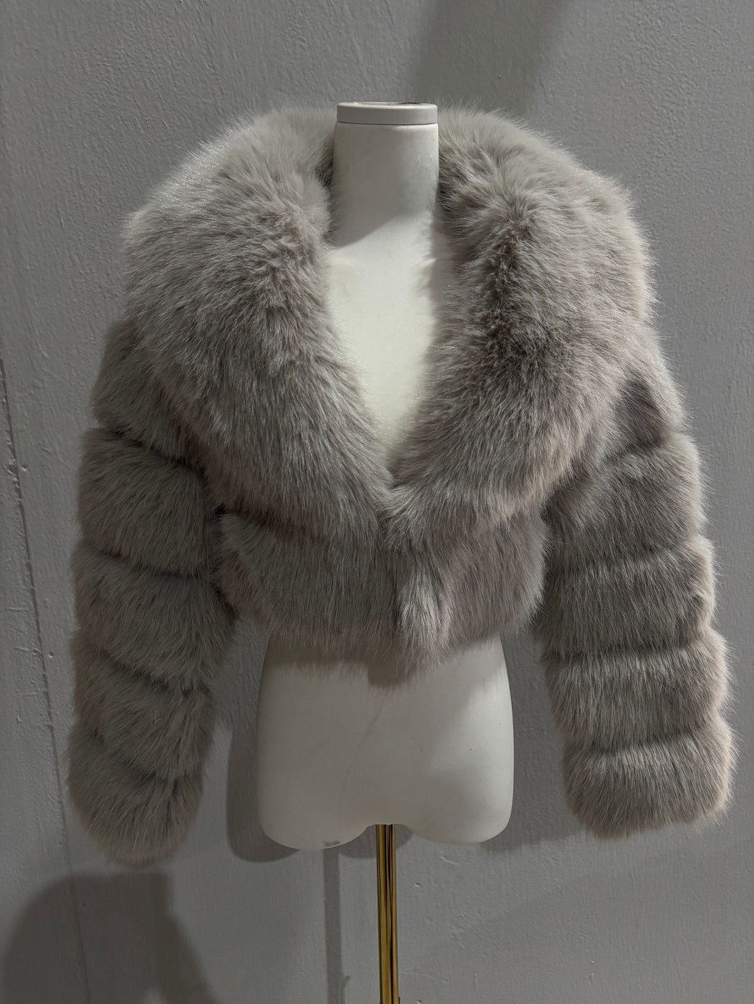 Damen Kurz geschnittene Kunstpelz‑Bolerojacke mit voluminösem Schalkragen Shop Nory