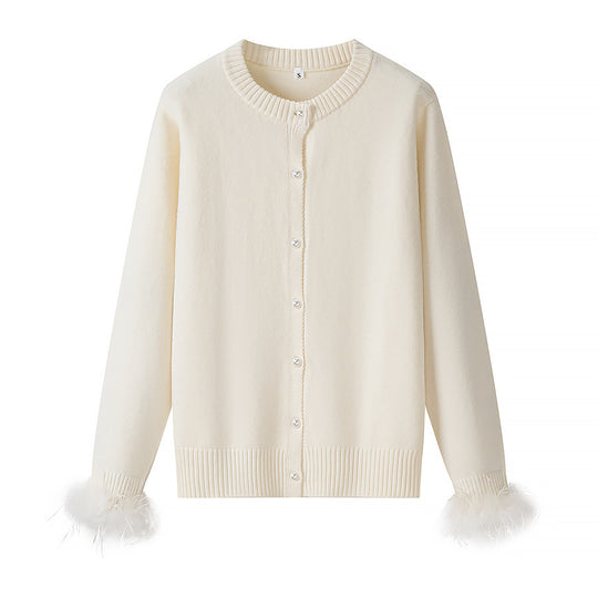 Damen Strickcardigan mit Perlenknöpfen und federbesetzten Ärmelbündchen Shop Nory