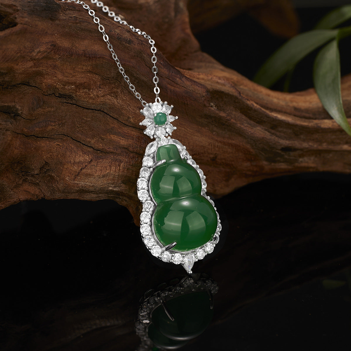 Damen Anhänger mit exotischem Jade-Design und funkelnden Zirkonia Shop Nory