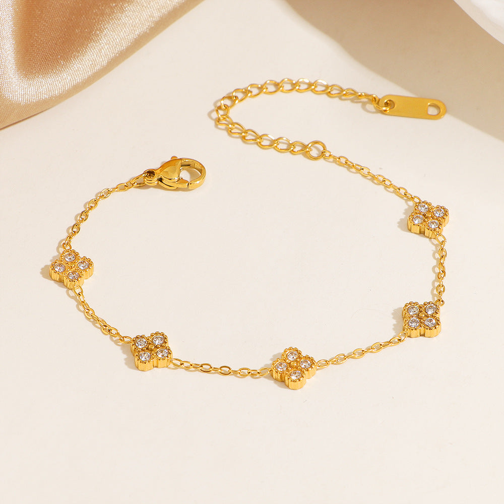 Damenarmband mit kristallverzierten Blumenanhängern Shop Nory