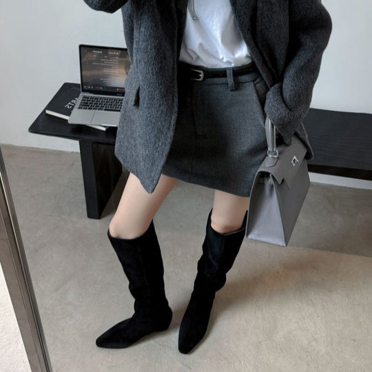 Damen Kniehohe Slouch‑Stiefel aus Veloursoptik mit spitzer Zehenpartie und flachem Komfortabsatz Shop Nory