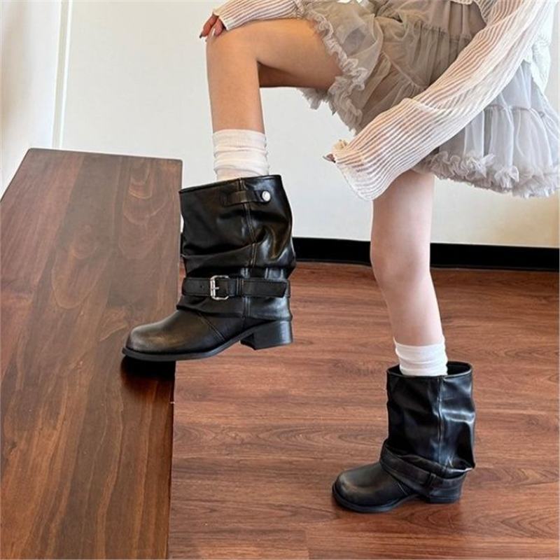Damen Biker-Stiefel mit lässig geschlagenem Schaft, Schnallenriemen und niedrigem Blockabsatz Shop Nory