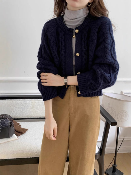 Damen Kurzer Zopfmuster-Cardigan mit goldenen Schmuckknöpfen Shop Nory