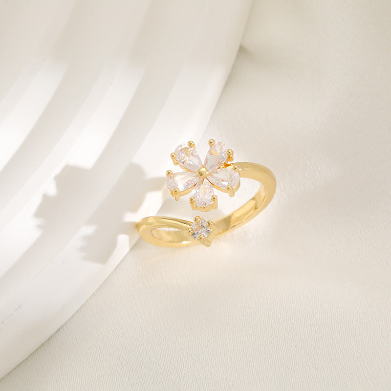 Damen Ring mit elegantem floralen Design und funkelnden Zirkonia Shop Nory
