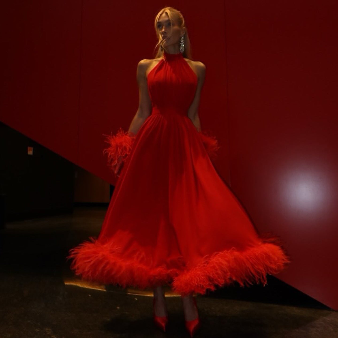 Damen Maxikleid mit eleganten Federn und hochgeschlossenem Design Shopnory