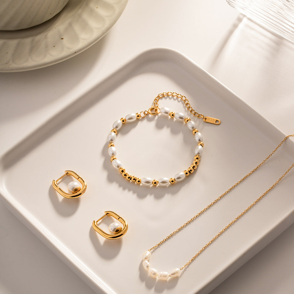 Damen Armband aus Perlen und goldenem Edelstahl Shop Nory