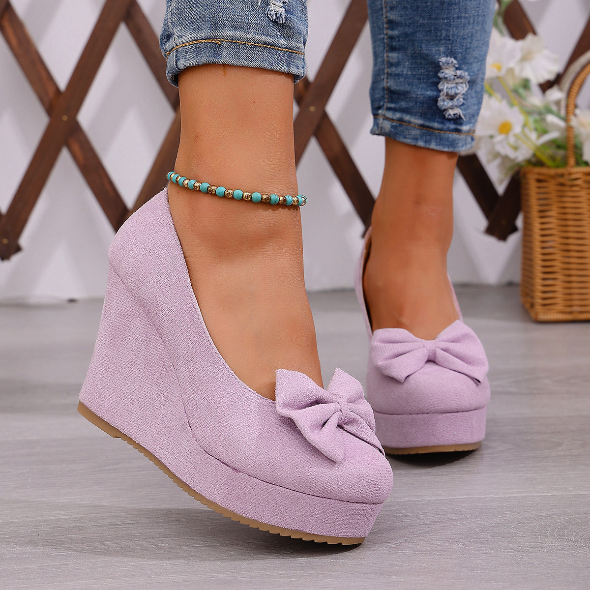 Damen Wedge-Pumps mit zierlichem Riemen und glänzendem Akzent Shopnory