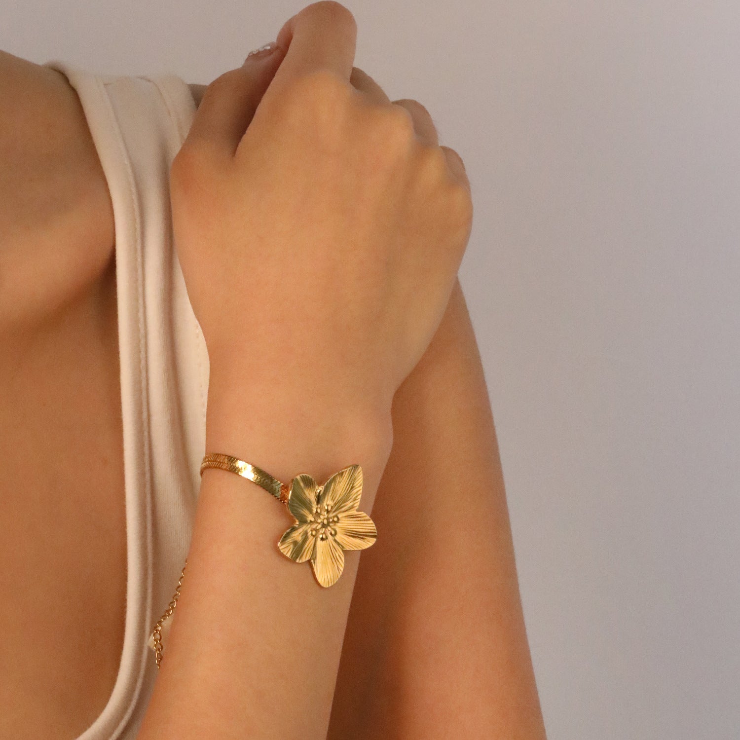 Damen Halskette mit kunstvollem Blumenanhänger aus hochwertigem Edelstahl Shop Nory
