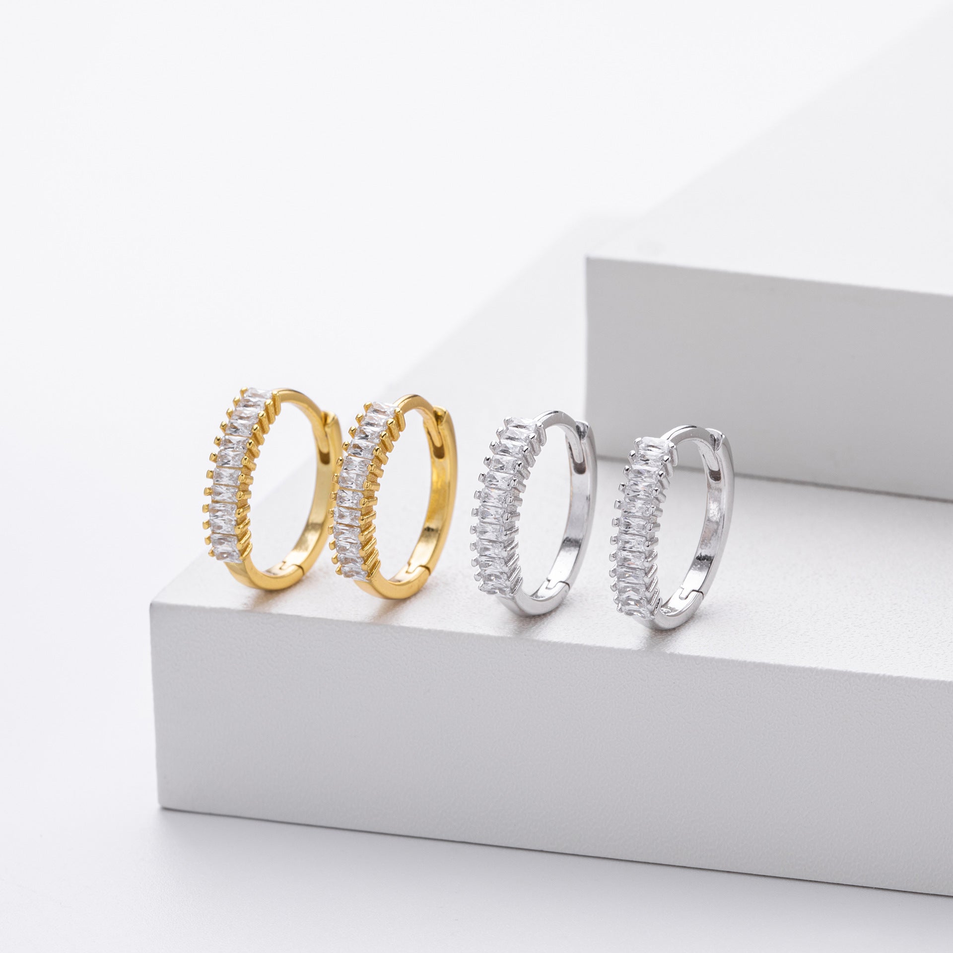 Damen Creolen mit funkelnden Zirkonsteinen und hochwertiger 925 Sterlingsilberfassung Shop Nory