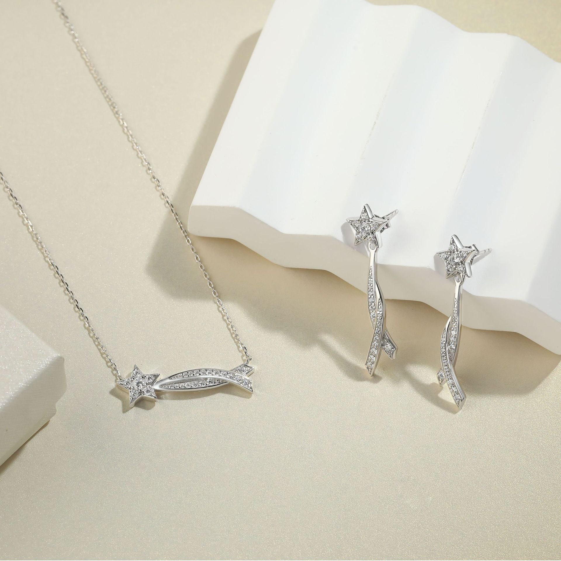 Damen Halskette mit funkelndem Stern und eleganten Zirkonia-Details Shop Nory