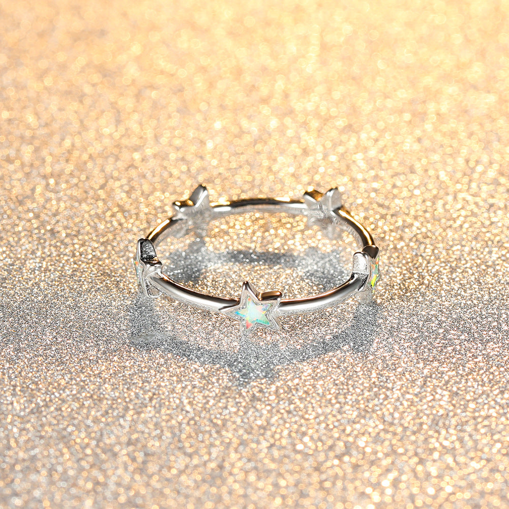 Damen Ring mit funkelnden Stern-Elementen und opalisierten Akzenten Shop Nory