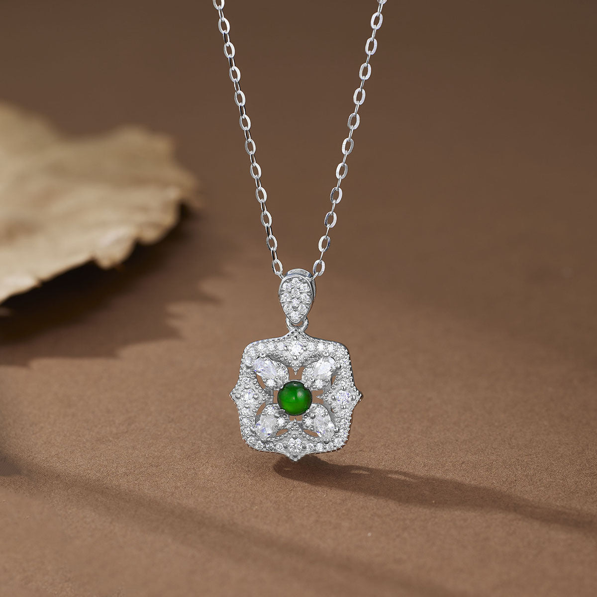 Damen Halskette mit kunstvollem Blumenanhänger und Zirkonia-Verzierungen Shop Nory