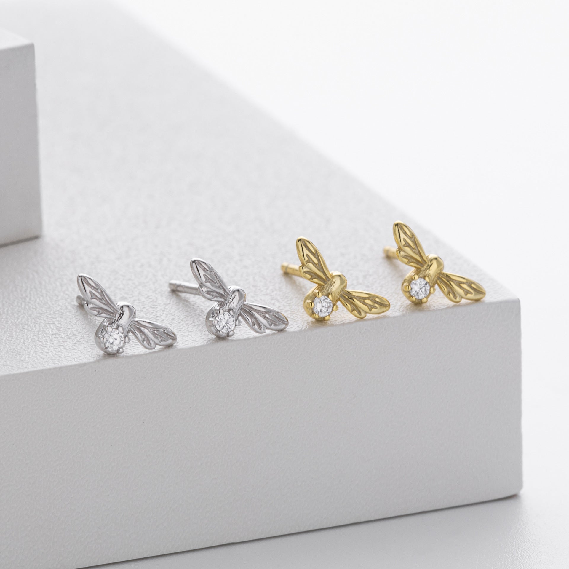 Damen Ohrstecker im Bienen-Design mit funkelndem Zirkonbesatz Shop Nory