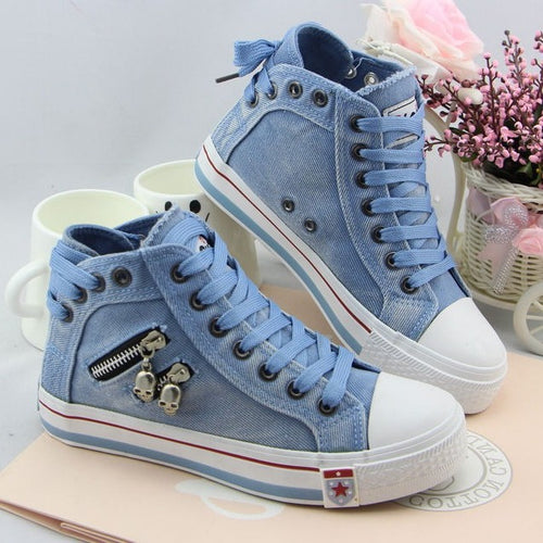 Damen nan hohe Sneaker im Jeanslook mit seitlichem Reißverschluss und dekorativen Anhängern Shop Nory