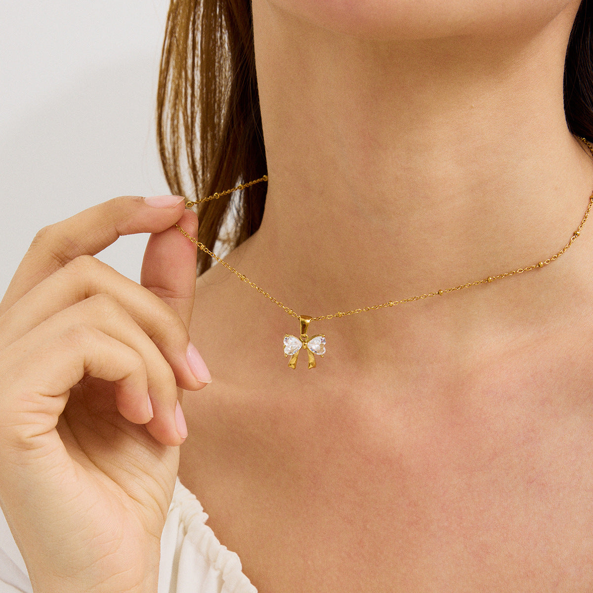 Damen Halskette mit funkelndem Schleifenanhänger aus hypoallergenem Edelstahl Shop Nory