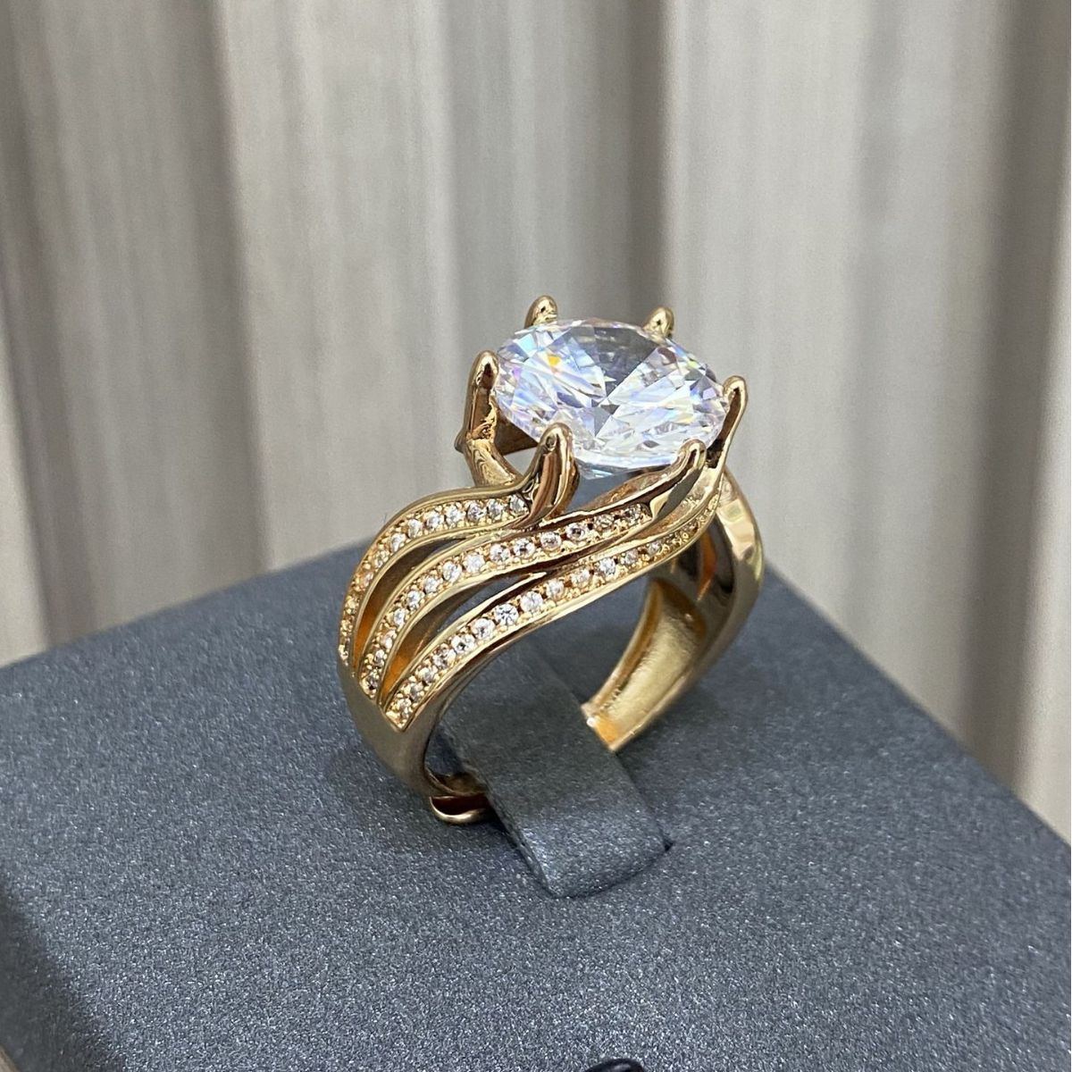 Damen Eleganter Ring mit funkelnden Zirkonia und geschwungenem Design Shop Nory