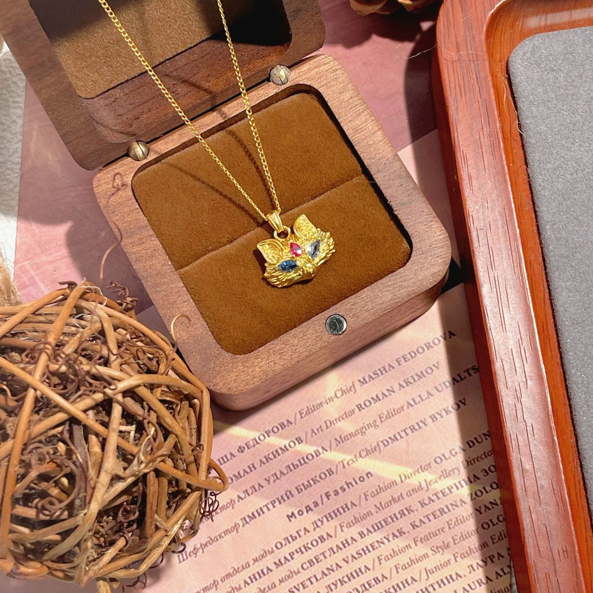 Damen Halskette mit detailliertem Katzenanhänger und strahlenden Kristallen Shop Nory