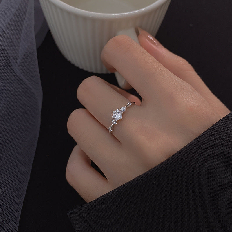 Damen Zarter Verlobungsring mit funkelnden Zirkonia-Steinen und filigranem Design Shop Nory