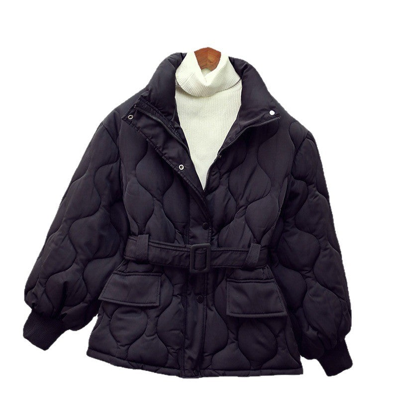 Damen nan gesteppte Taillierte Steppjacke mit Wickelgürtel, Stehkragen und Pattentaschen Shop Nory