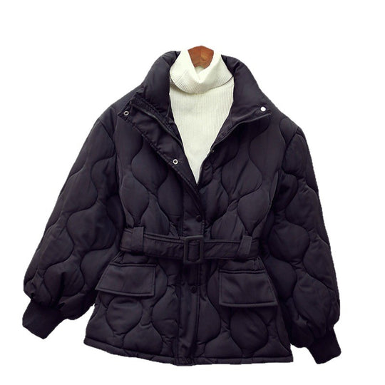 Damen nan gesteppte Taillierte Steppjacke mit Wickelgürtel, Stehkragen und Pattentaschen Shop Nory