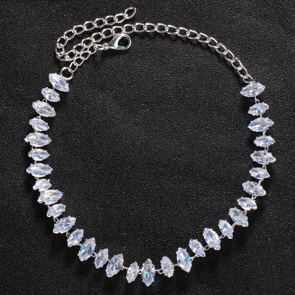 Elegantes Kristall-Collier mit Navetteförmigen Zirkonia und Verstellbarer Gliederkette