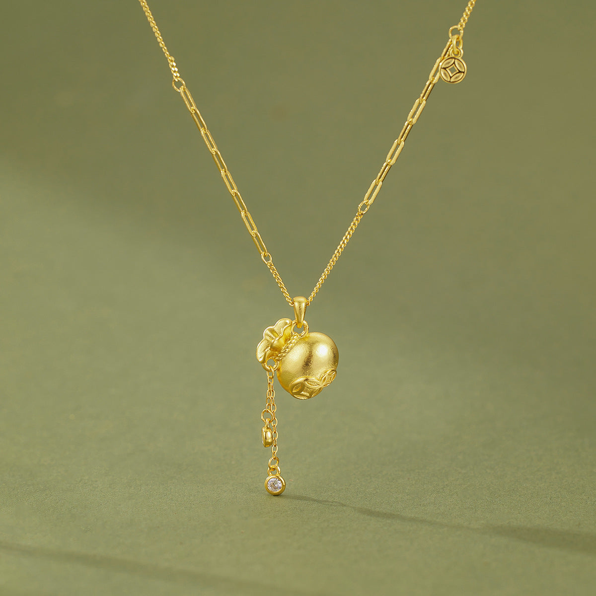 Damen Halskette mit einzigartigem Anhänger aus hochwertigem Gold und funkelnden Details Shop Nory