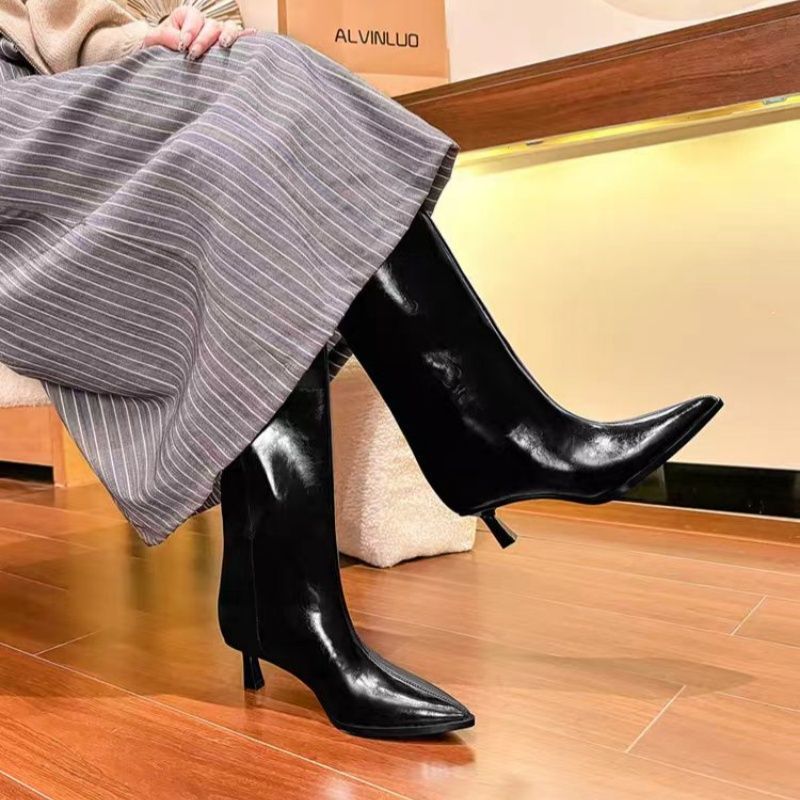 Damen Kniehohe Lackstiefel mit spitzer Zehenform und sculpted Kittenabsatz Shop Nory