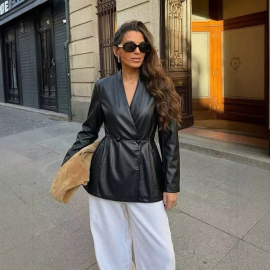 Damen Langer taillierter Blazer‑Mantel aus veganer Lederoptik mit fallendem Schalkragen und Doppelknopf-Leiste Shop Nory