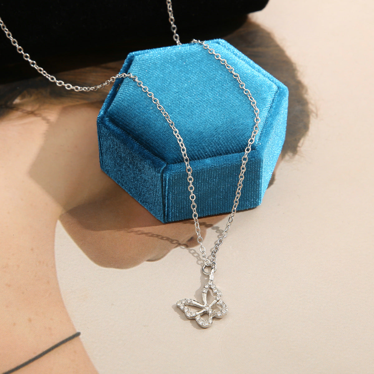 Damen Halskette mit filigranem Schmetterlingsanhänger und funkelnden Zirkonia Shop Nory