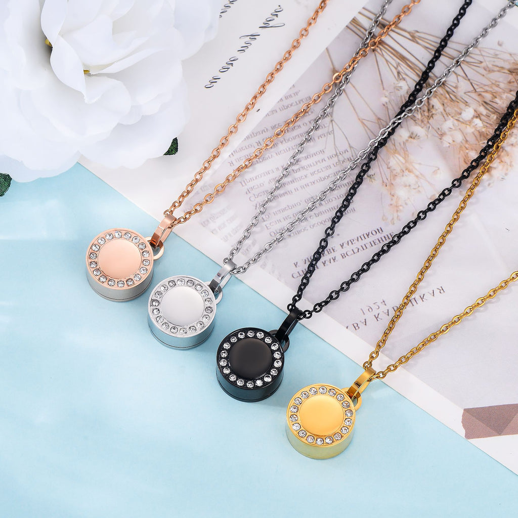 Damen Halskette mit runder Medaillon-Anhänger und funkelnden Kristallen Shop Nory