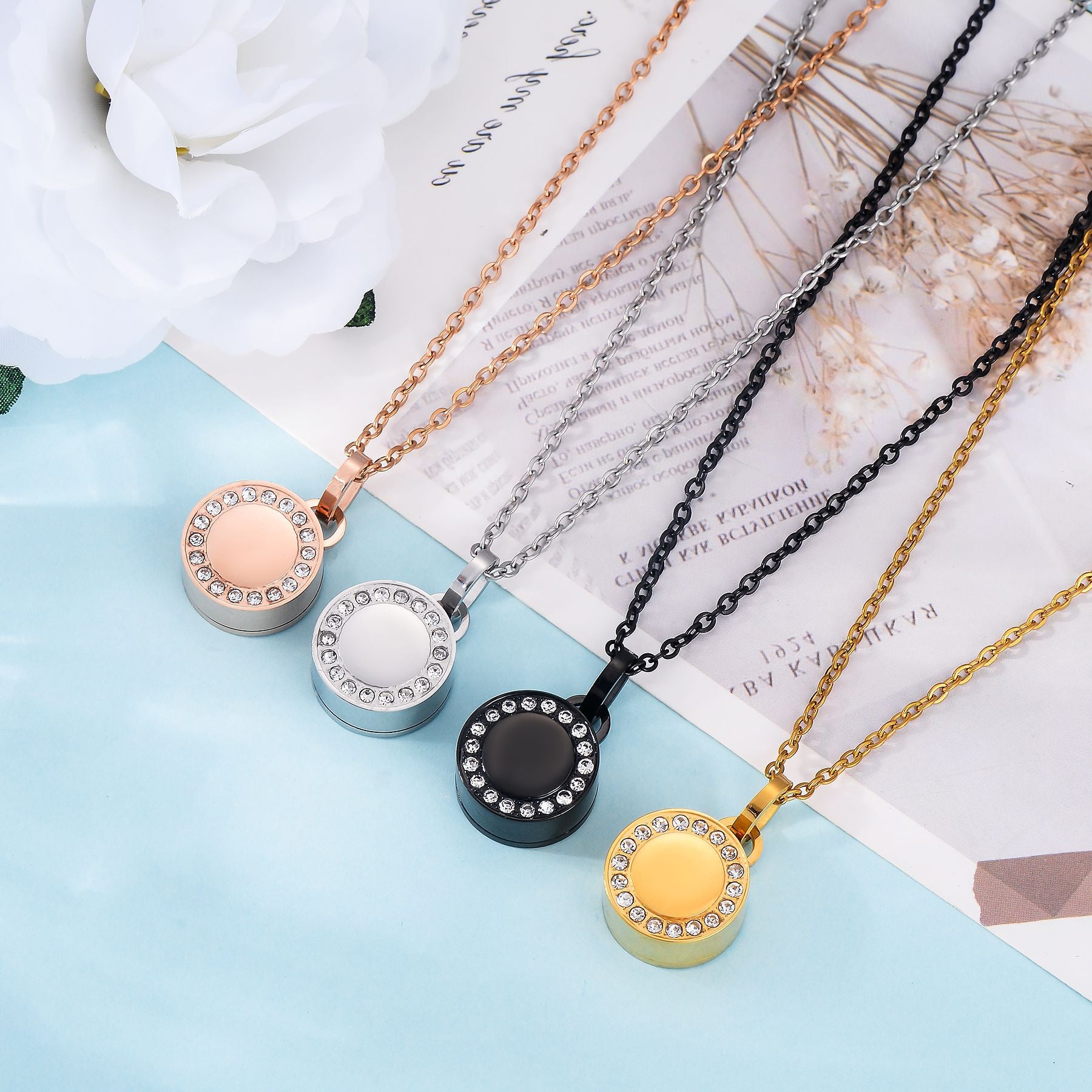 Damen Halskette mit runder Medaillon-Anhänger und funkelnden Kristallen Shop Nory