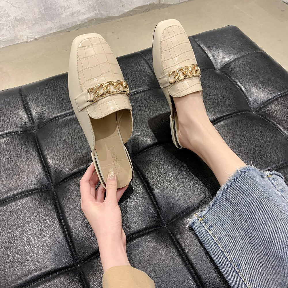 Damen Mules mit hochwertiger Kroko-Prägung und modischer Kettenapplikation